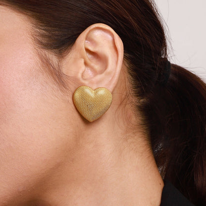 18k gold heart-shaped earrings with grainy design