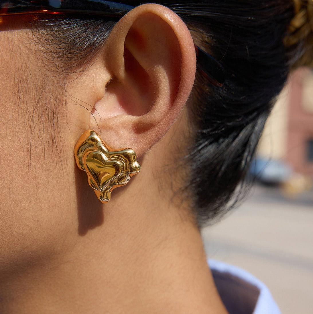 Heart-shaped stud earrings, high-end autumn/winter jewelry.