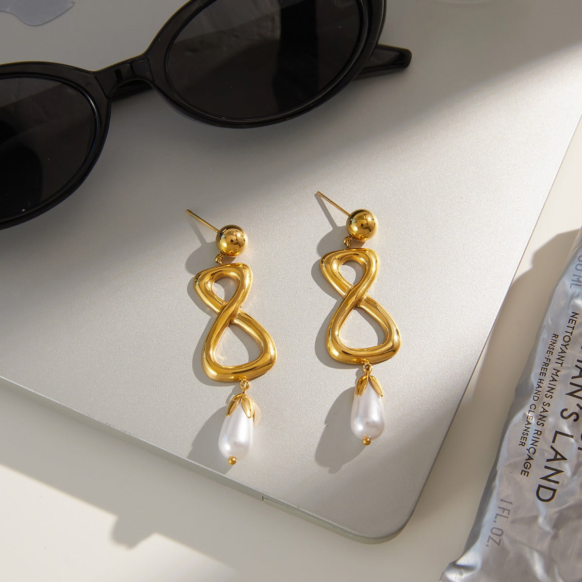 18K gold figure-eight shaped titanium steel earrings for autumn and winter.