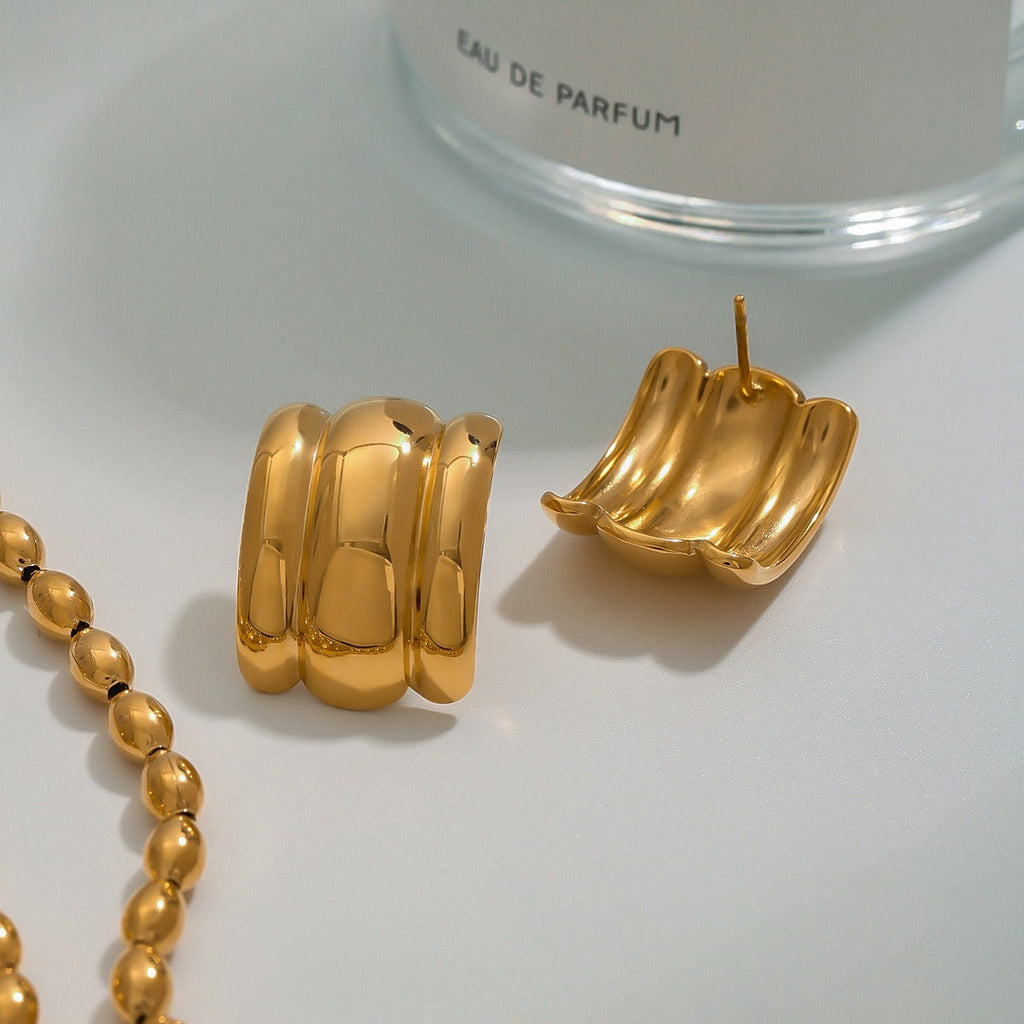 18k gold C-shaped wide face with striped design, fashionable and simple earrings