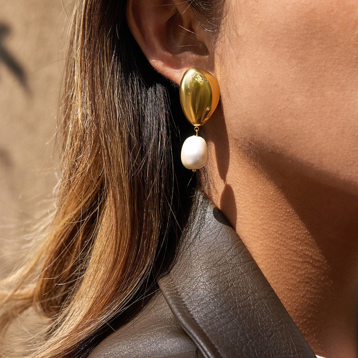 18K gold-plated pearl and titanium steel stud earrings