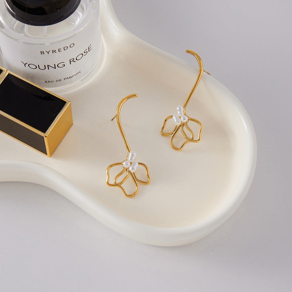 18K gold lightweight luxury high-end flower and pearl stud earrings