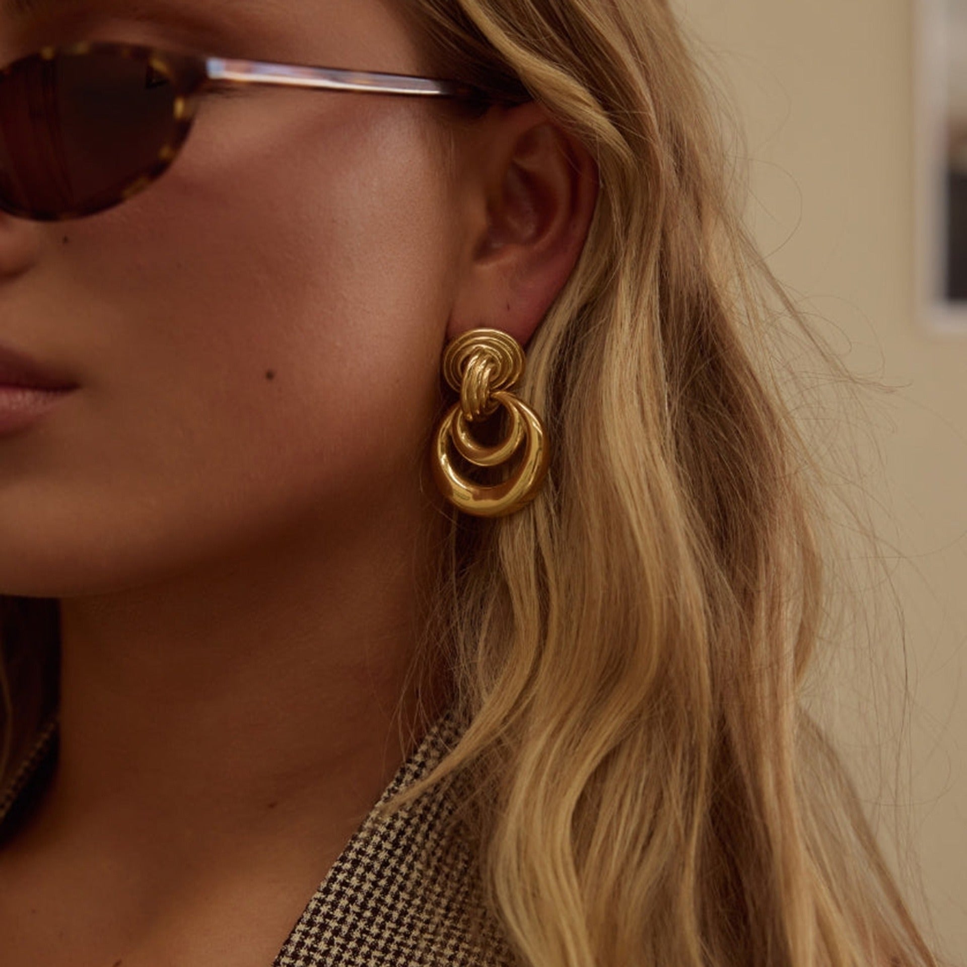 18K gold hollow crescent design classic and fashionable earrings