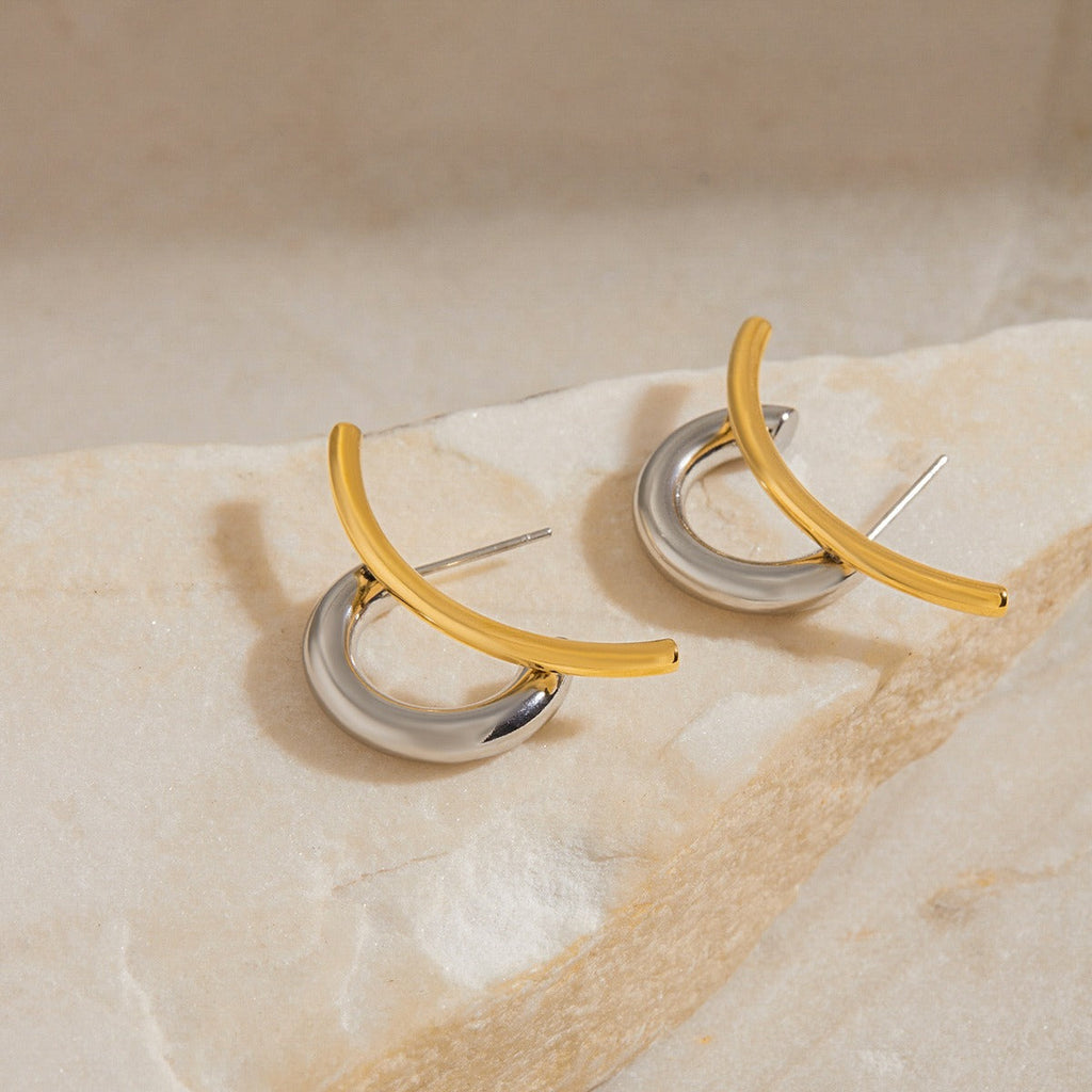 18K gold double C-shaped earrings with gold and silver color matching design, trendy and personalized