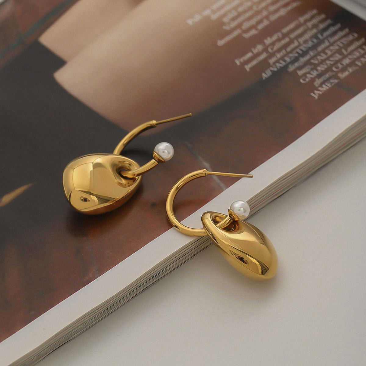 18K gold C-shaped pearl to oval design exquisite and noble earrings
