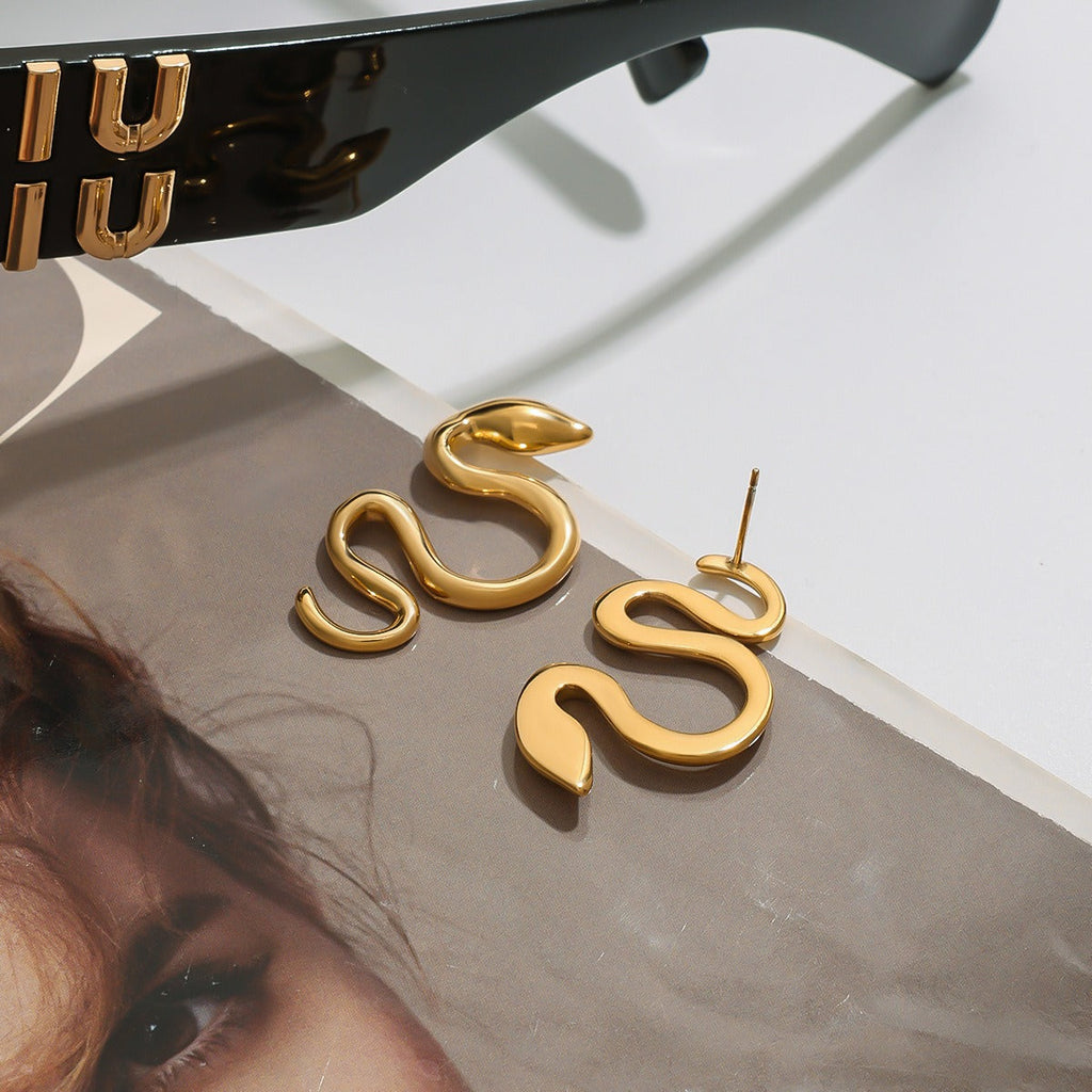 18K gold snake-shaped design trendy and personalized earrings
