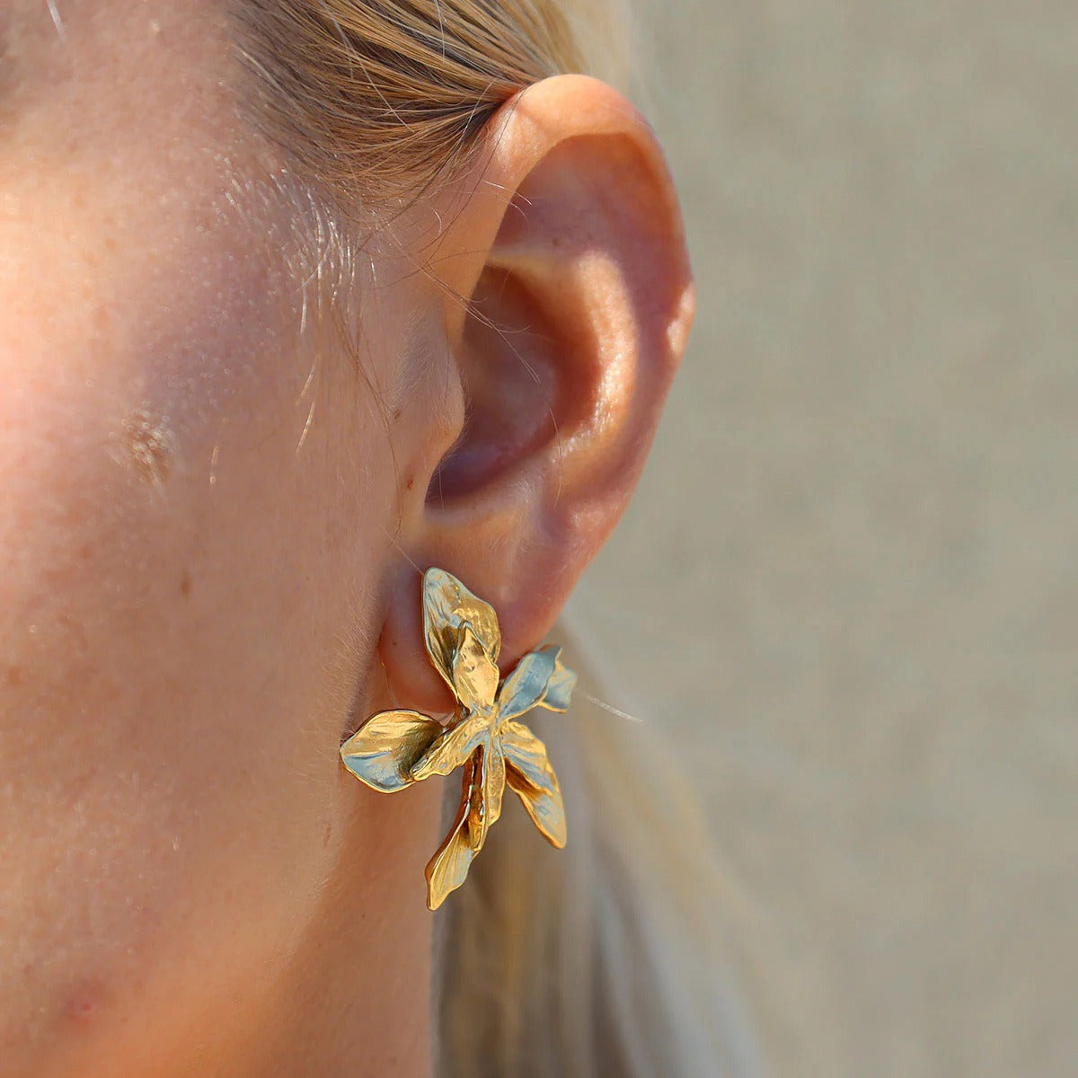 18K gold flowers with gold and silver color matching design exquisite and fashionable earrings