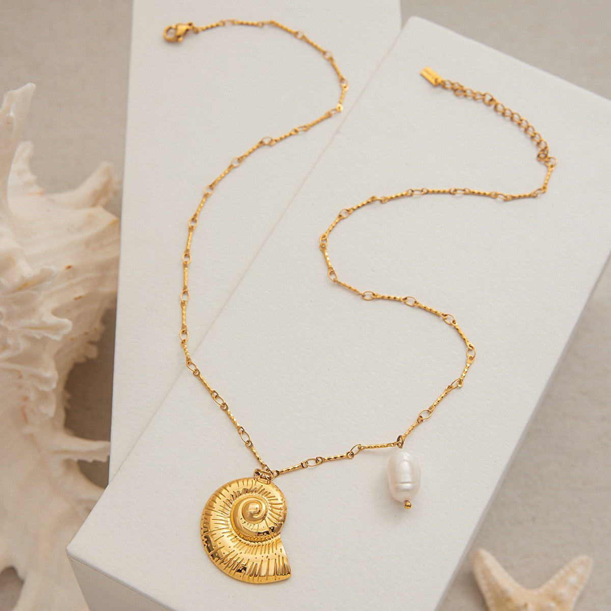 18K gold conch-shaped necklace with pearl design