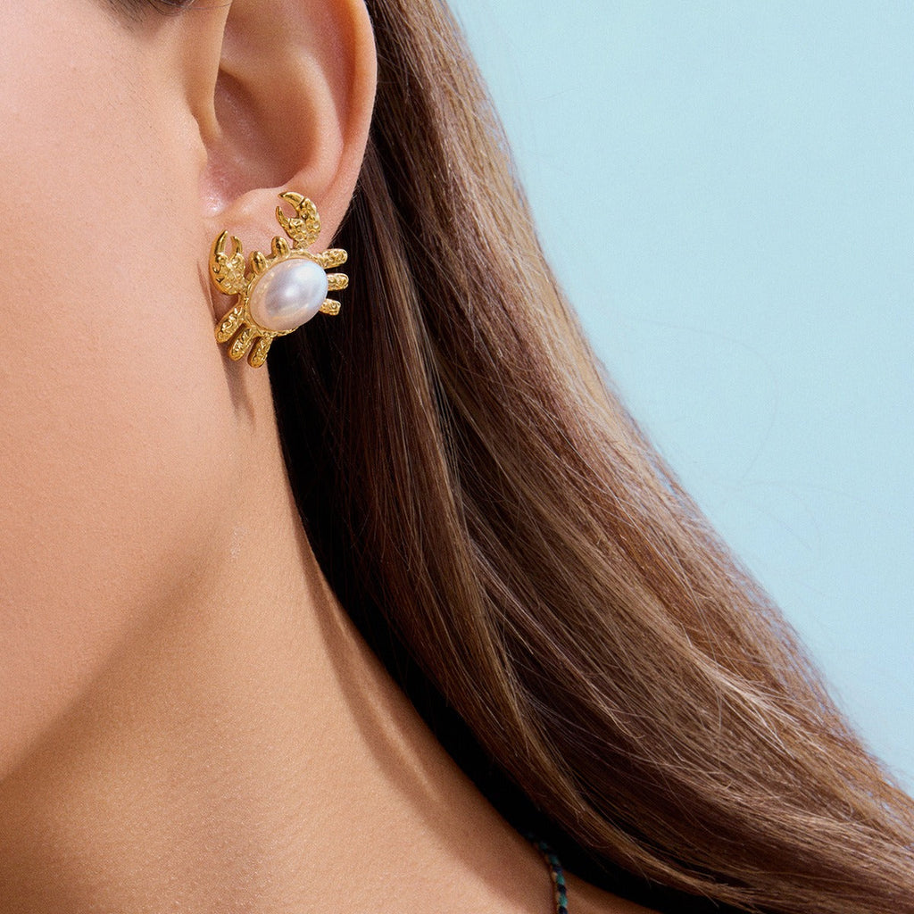 18K gold crab-shaped earrings inlaid with pearls, exquisite and unique design