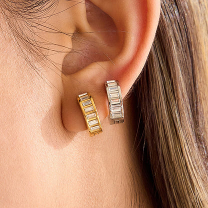 Luxurious and sophisticated 18K gold earrings inlaid with rhinestones.
