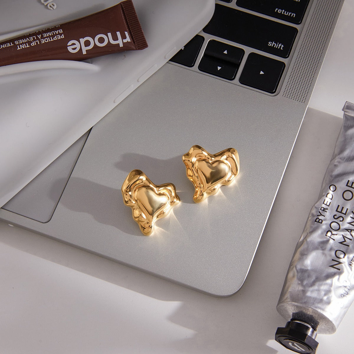 Heart-shaped stud earrings, high-end autumn/winter jewelry.