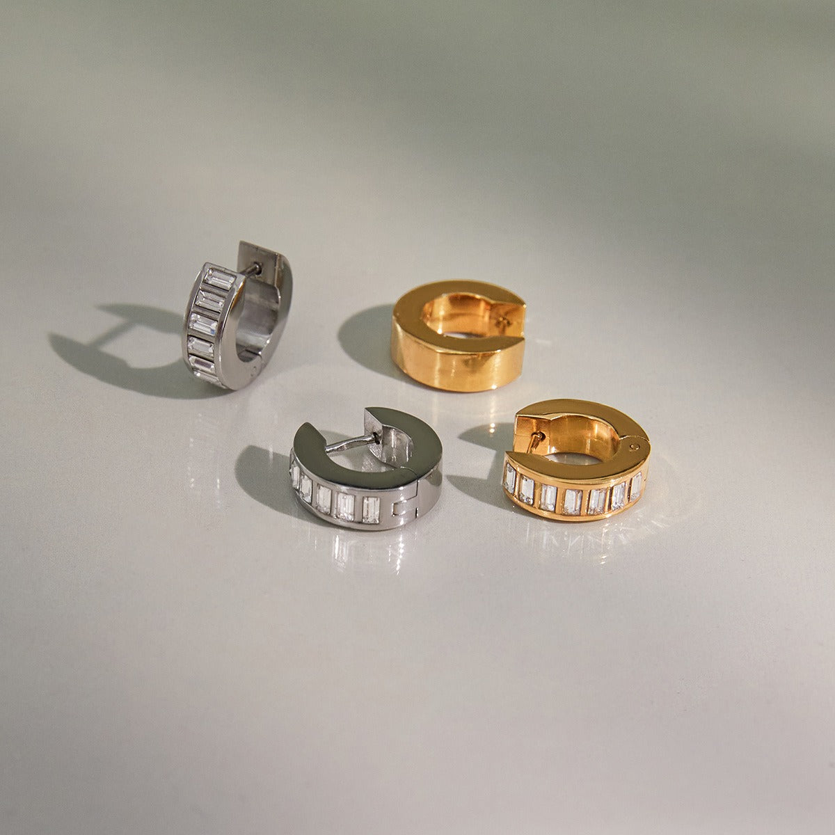 Luxurious and sophisticated 18K gold earrings inlaid with rhinestones.
