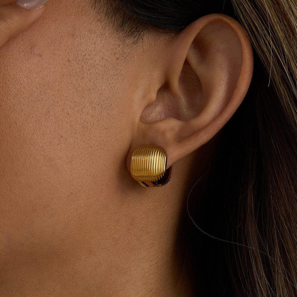 18K gold arc-shaped square with vertical stripes design exquisite and simple earrings