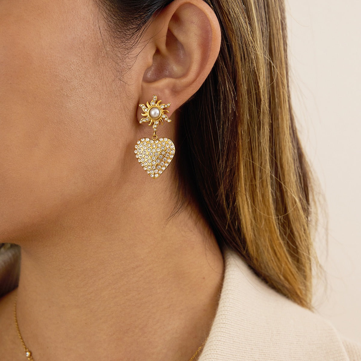 18K gold-plated, rhinestone-embellished heart-shaped pearl titanium steel stud earrings