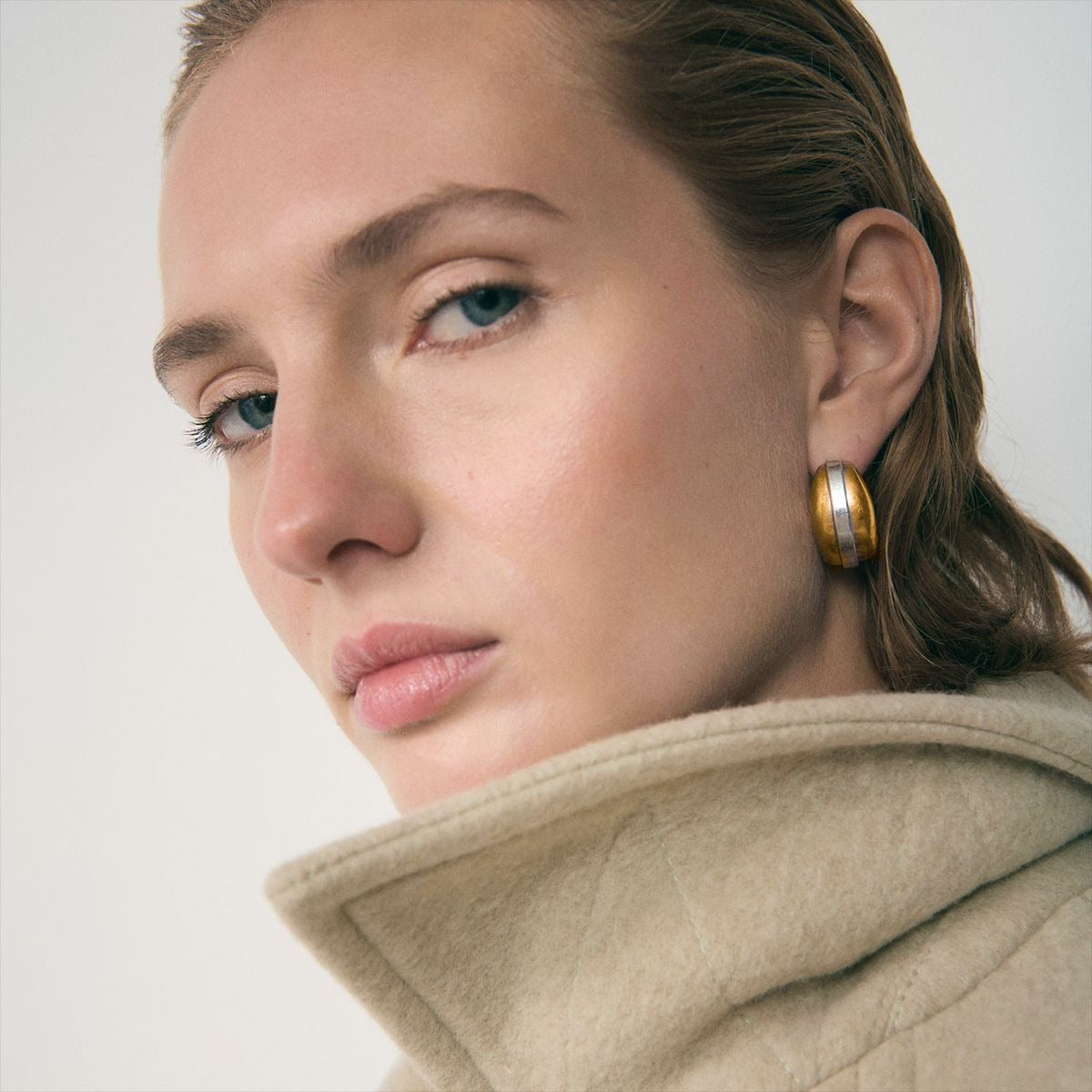 18k gold teardrop-shaped earrings with gold and silver color matching design, simple and unique