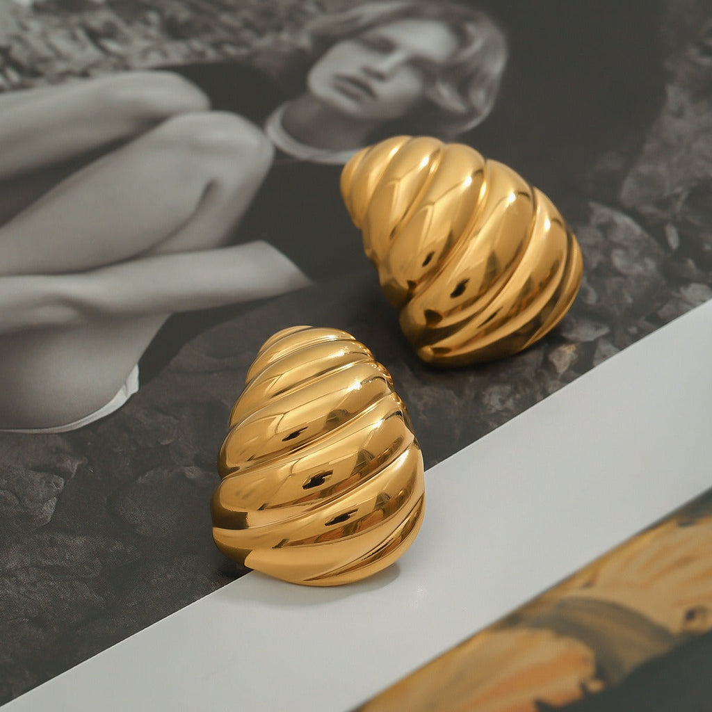 18k gold geometric shape with twill design fashionable and personalized earrings