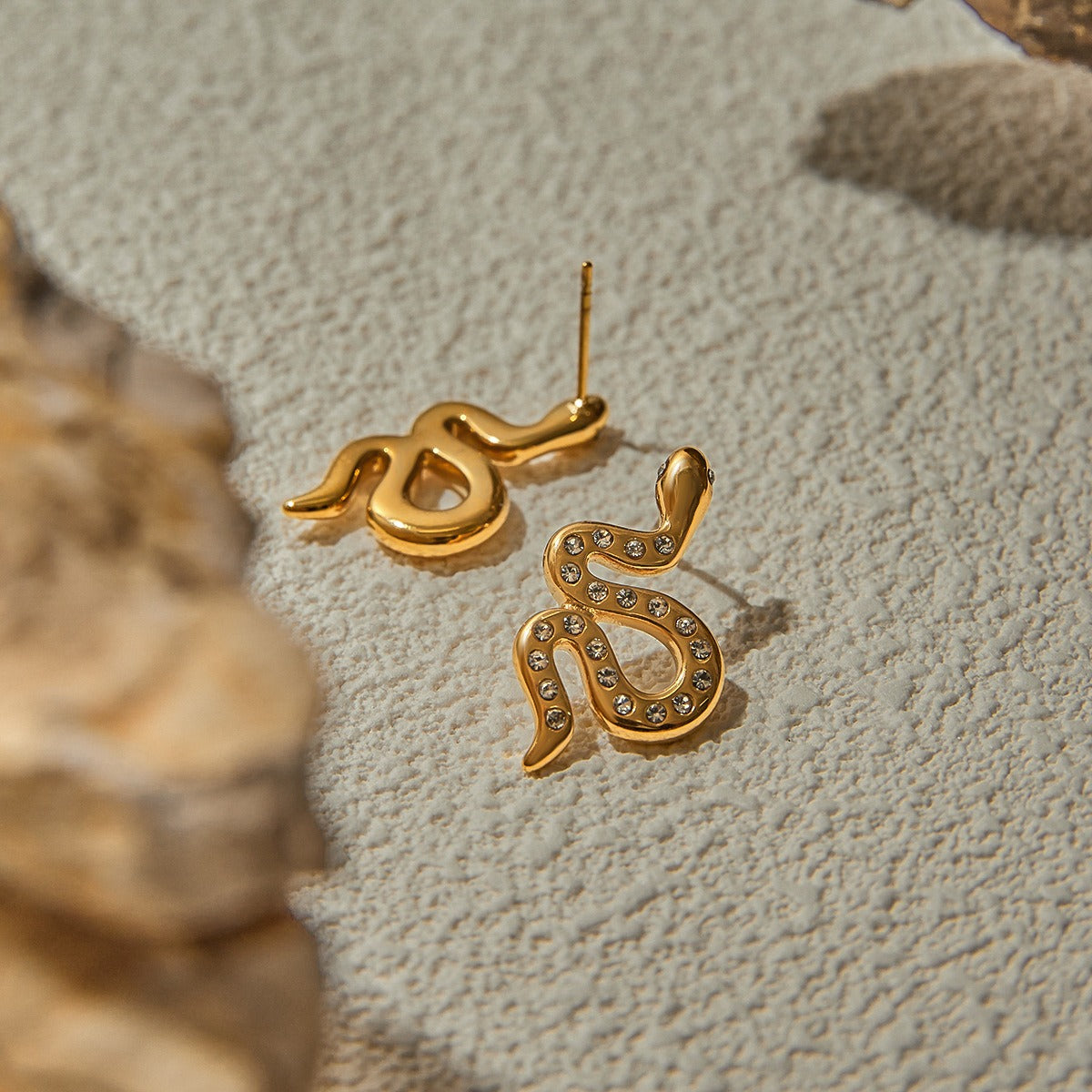 18K gold snake-shaped diamond-studded earrings with exquisite design