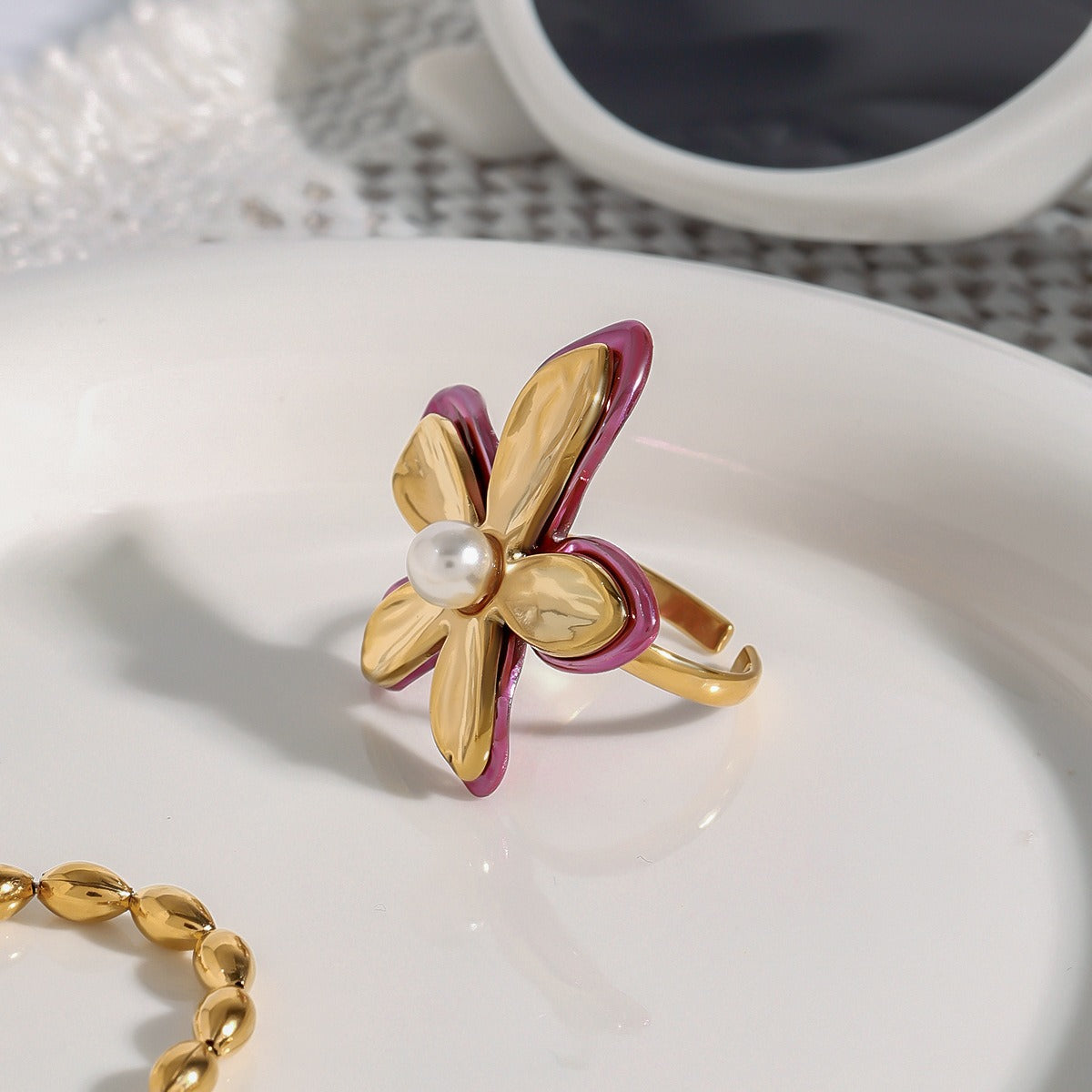 18K gold flower-shaped inlaid pearls exquisite design noble ring