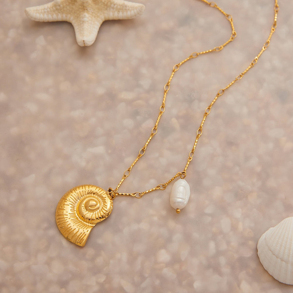 18K gold conch-shaped necklace with pearl design
