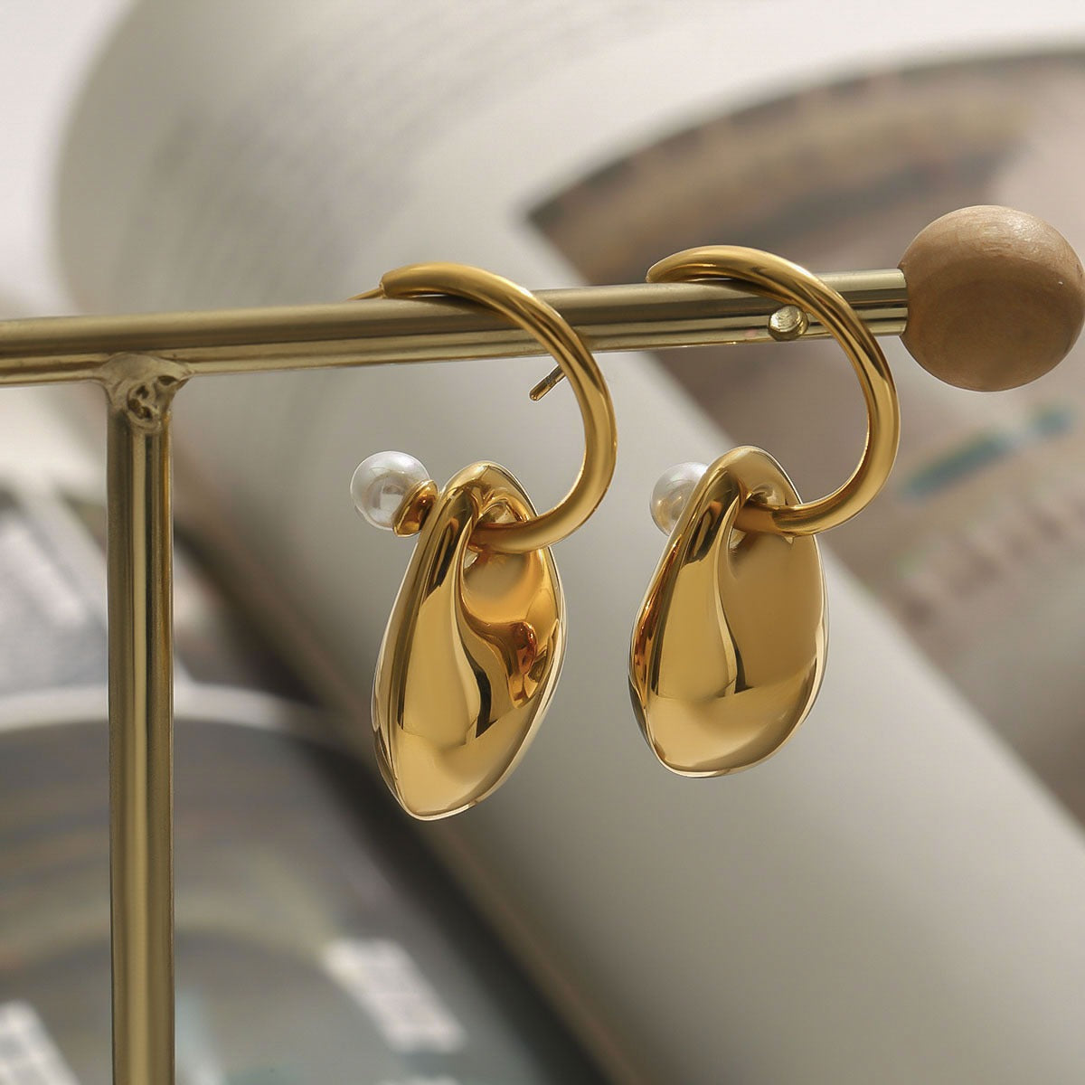 18K gold C-shaped pearl to oval design exquisite and noble earrings