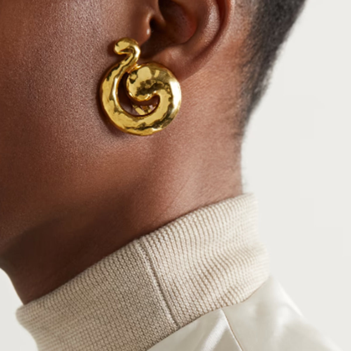18K gold snake shape with hammer pattern design simple and unique earrings