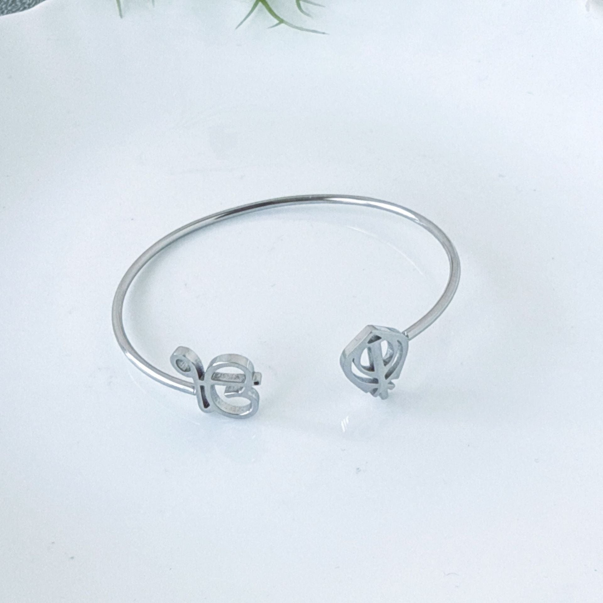 18K gold open-design smooth bangle bracelet