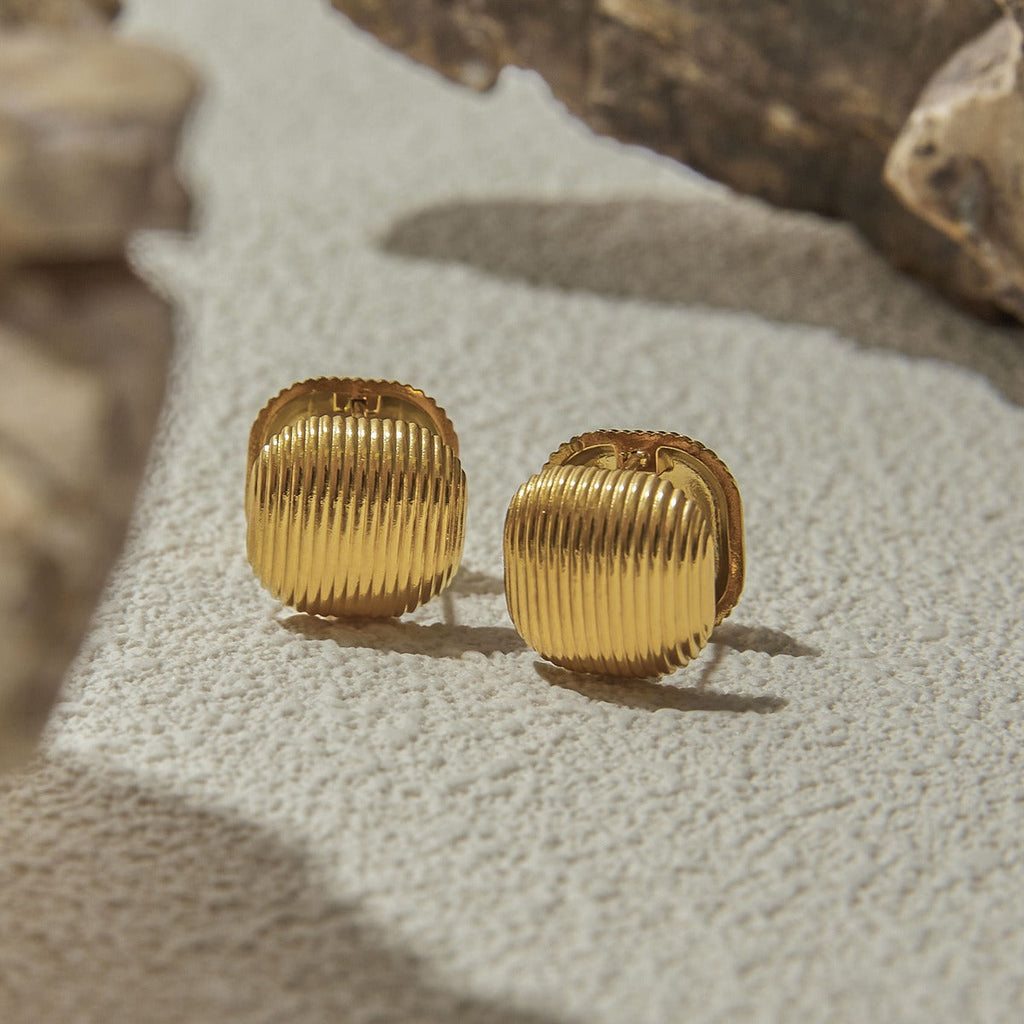 18K gold arc-shaped square with vertical stripes design exquisite and simple earrings