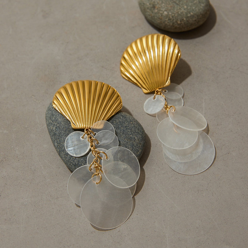 18K gold shell-shaped earrings with round tassel design