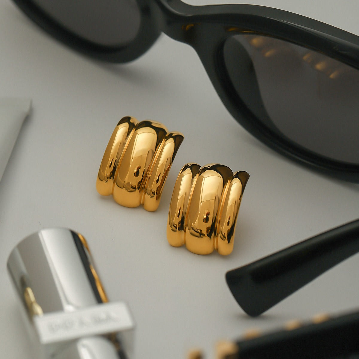 18k gold C-shaped wide face with striped design, fashionable and simple earrings