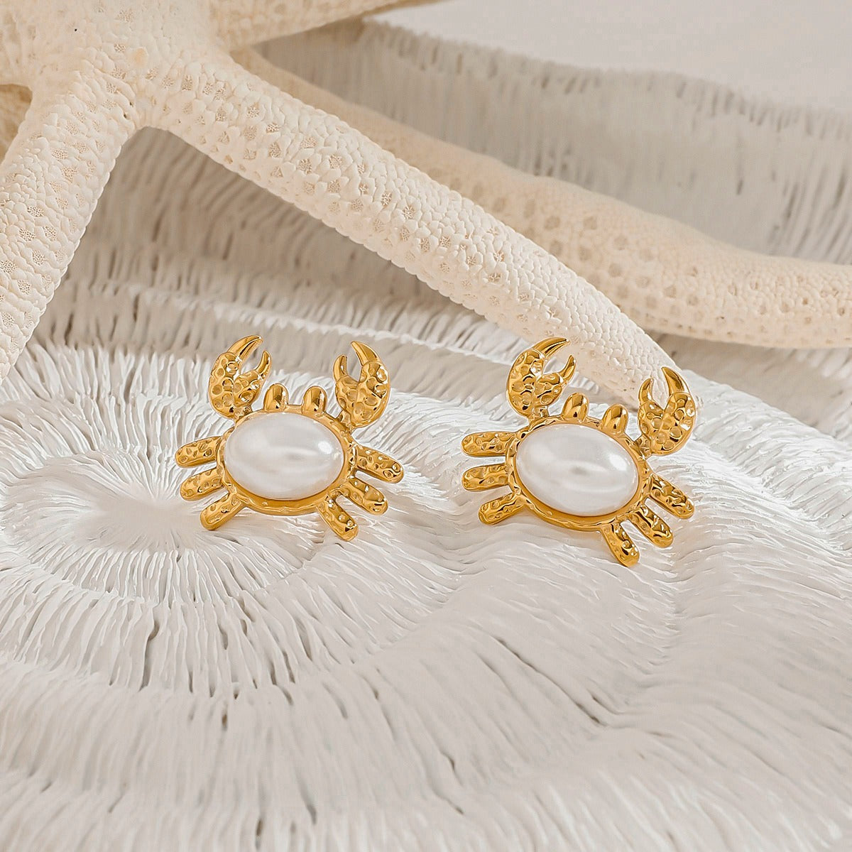 18K gold crab-shaped earrings inlaid with pearls, exquisite and unique design