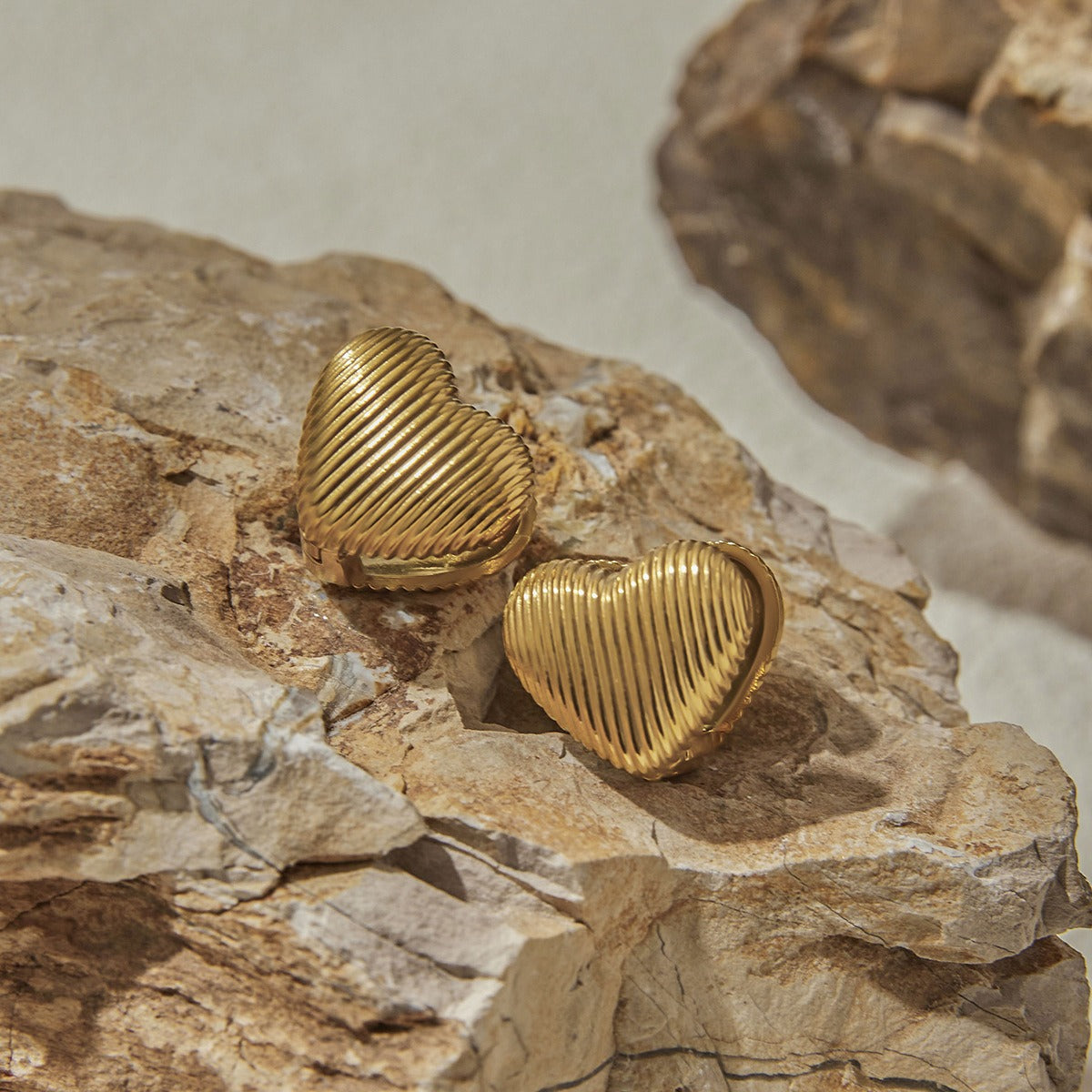 18K gold heart-shaped earrings with textured design, simple and fashionable