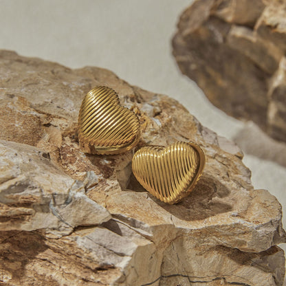 18K gold heart-shaped earrings with textured design, simple and fashionable
