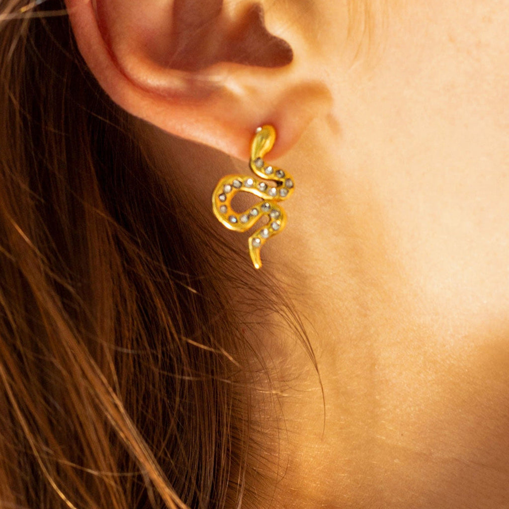 18K gold snake-shaped diamond-studded earrings with exquisite design
