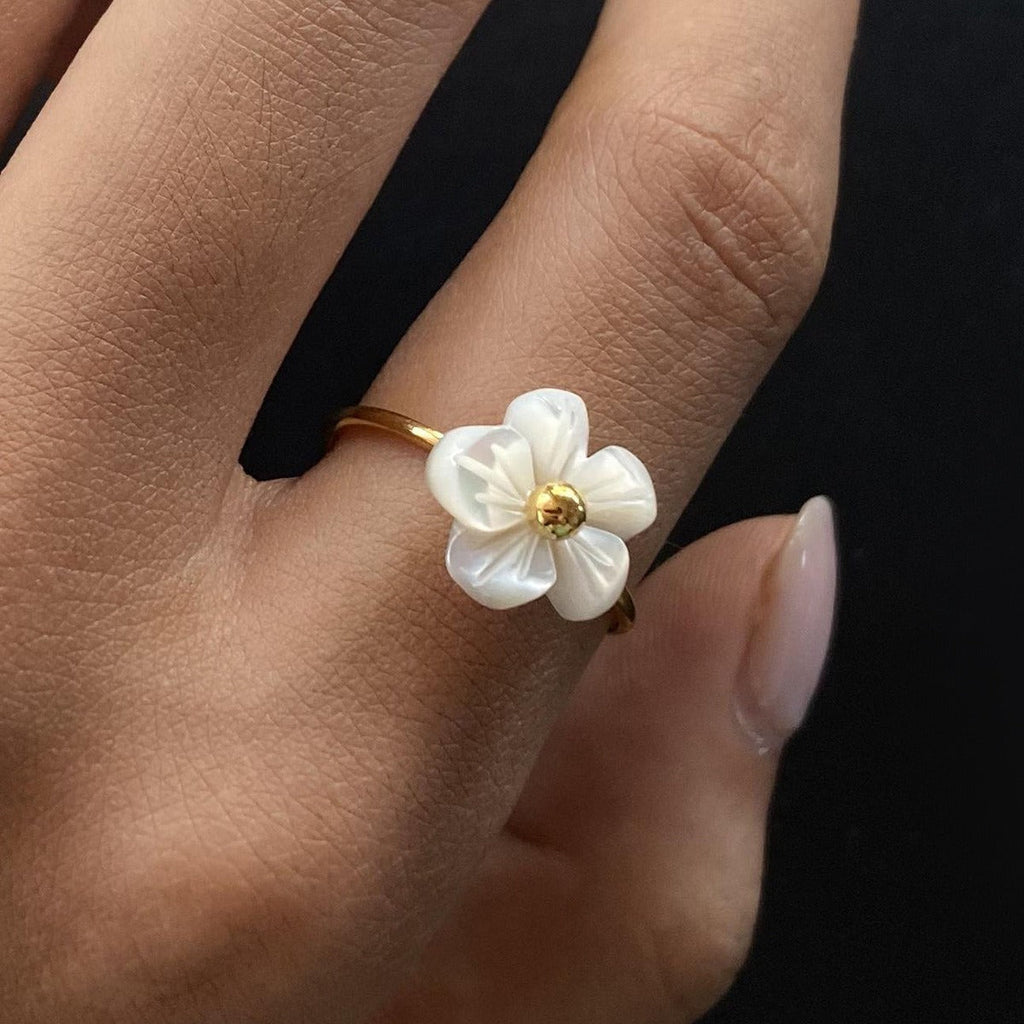 18K gold flower-shaped exquisite and noble ring