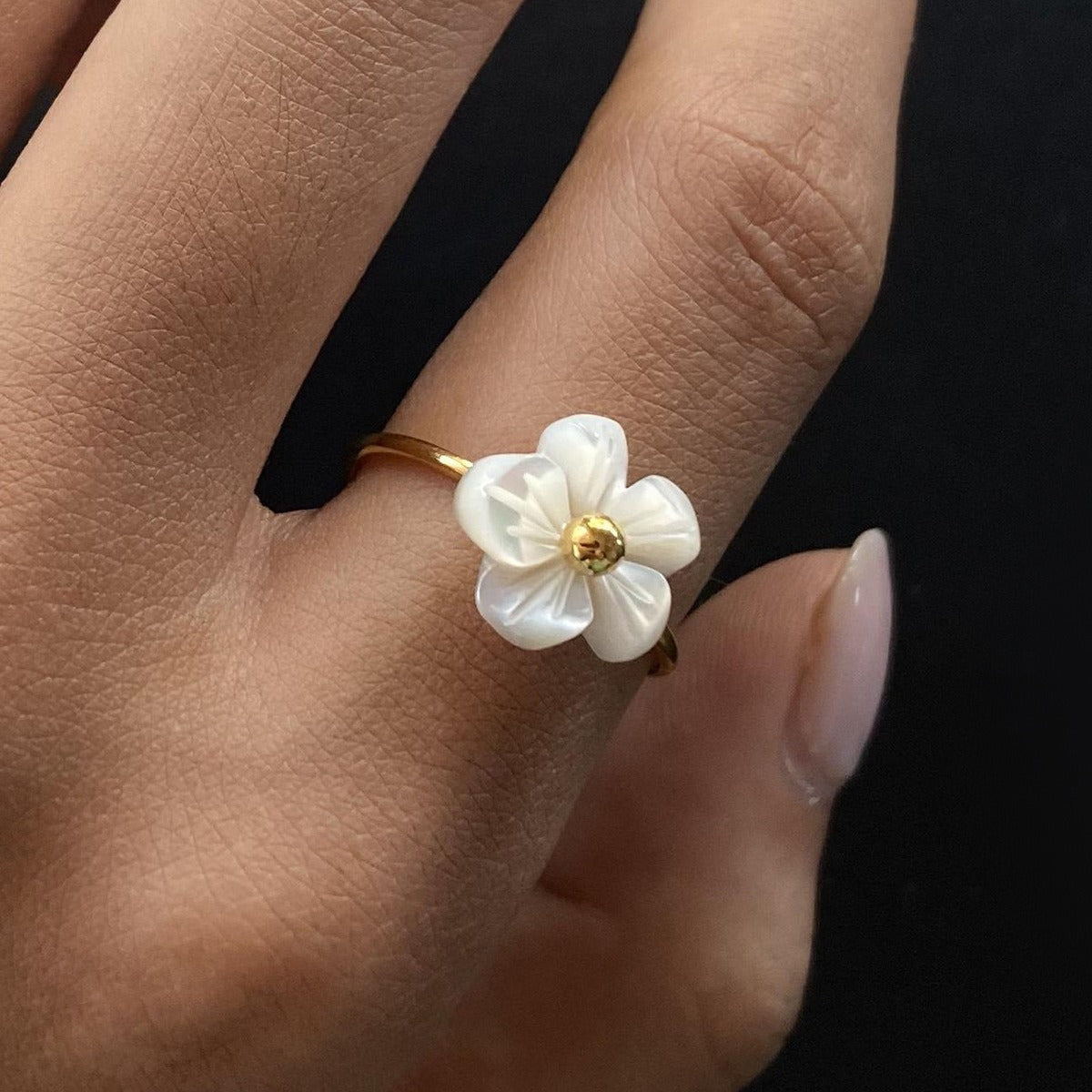18K gold flower-shaped exquisite and noble ring