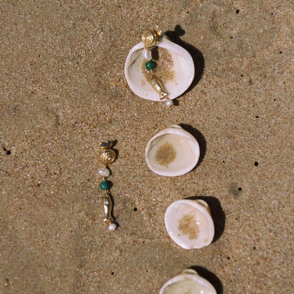 18K goldfish-shaped earrings with pearl design