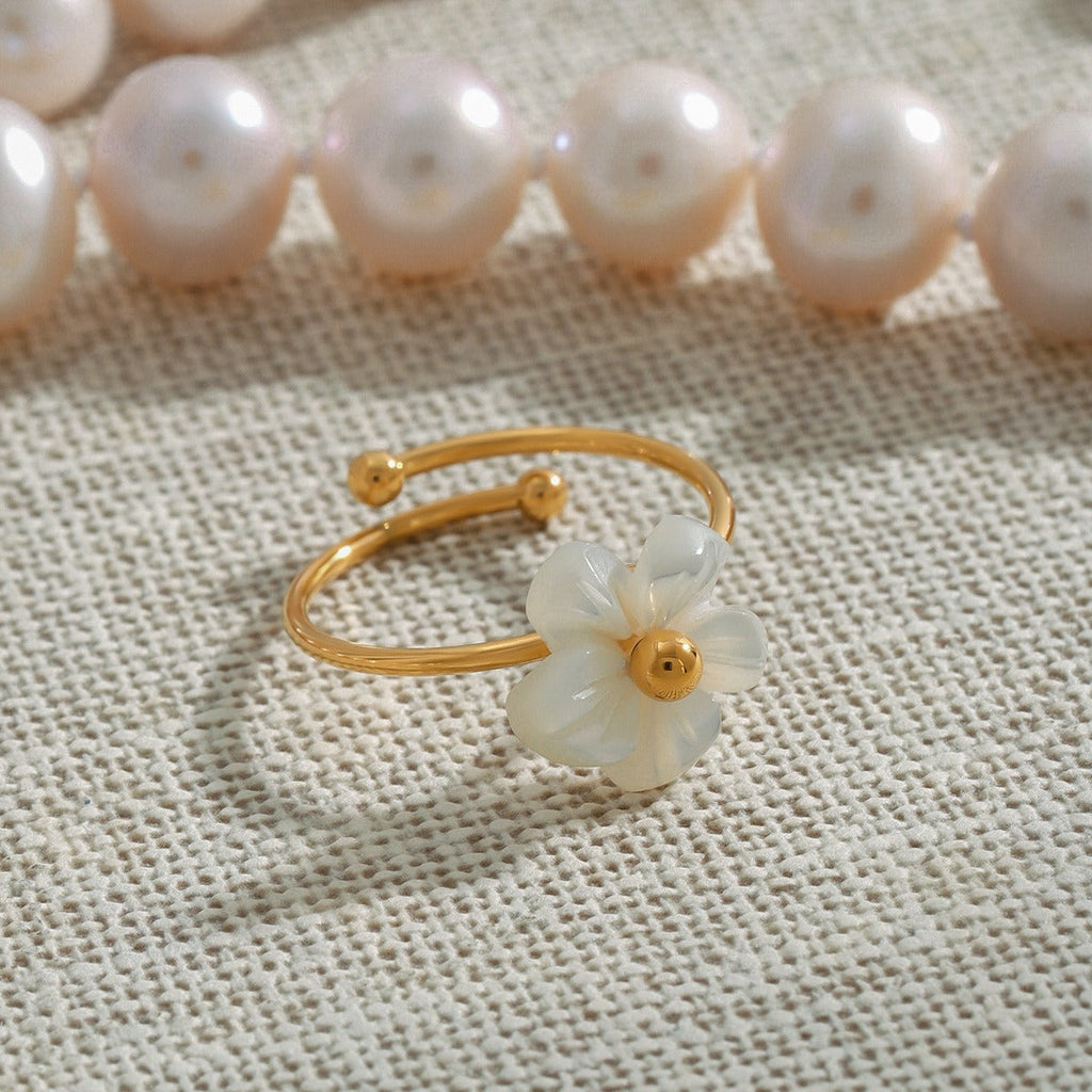 18K gold flower-shaped exquisite and noble ring