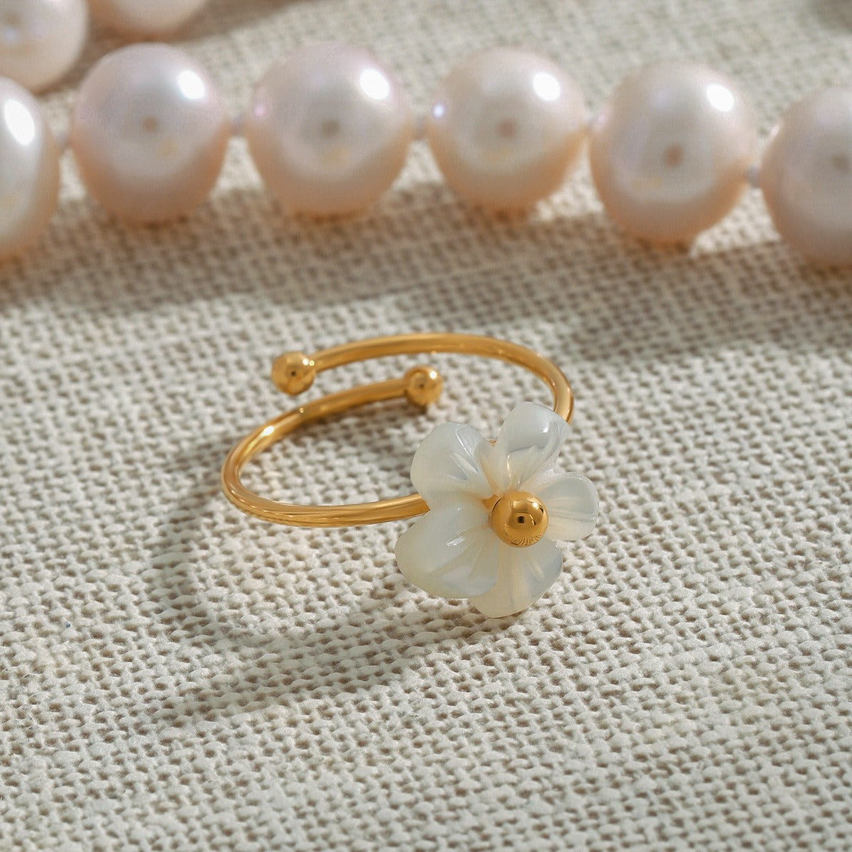 18K gold flower-shaped exquisite and noble ring