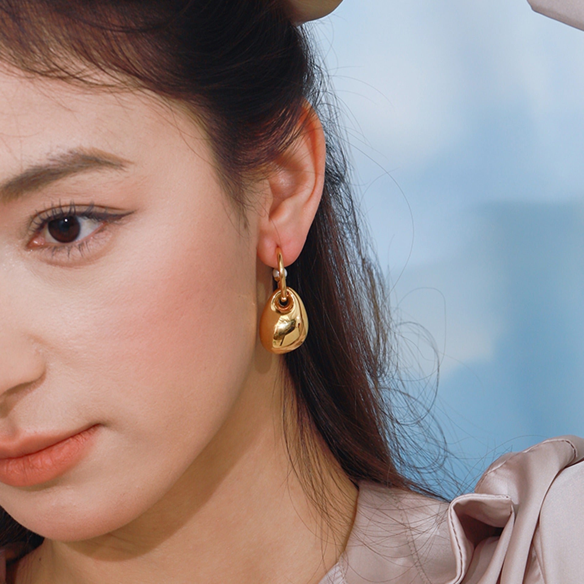 18K gold C-shaped pearl to oval design exquisite and noble earrings