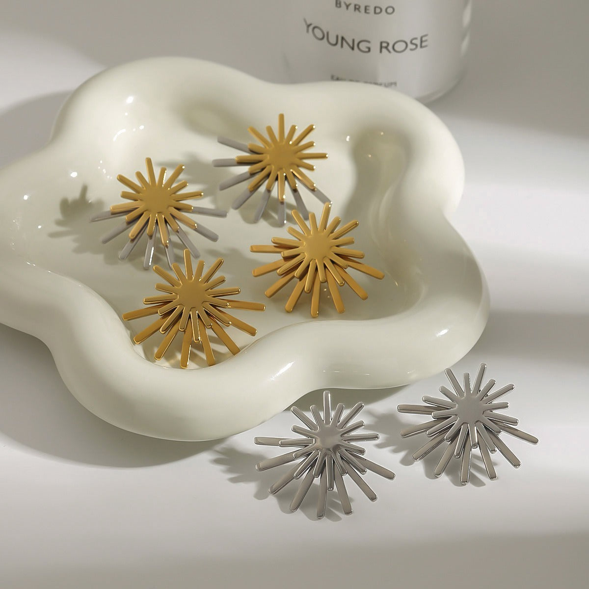 18K gold sun-shaped earrings with simple and elegant design