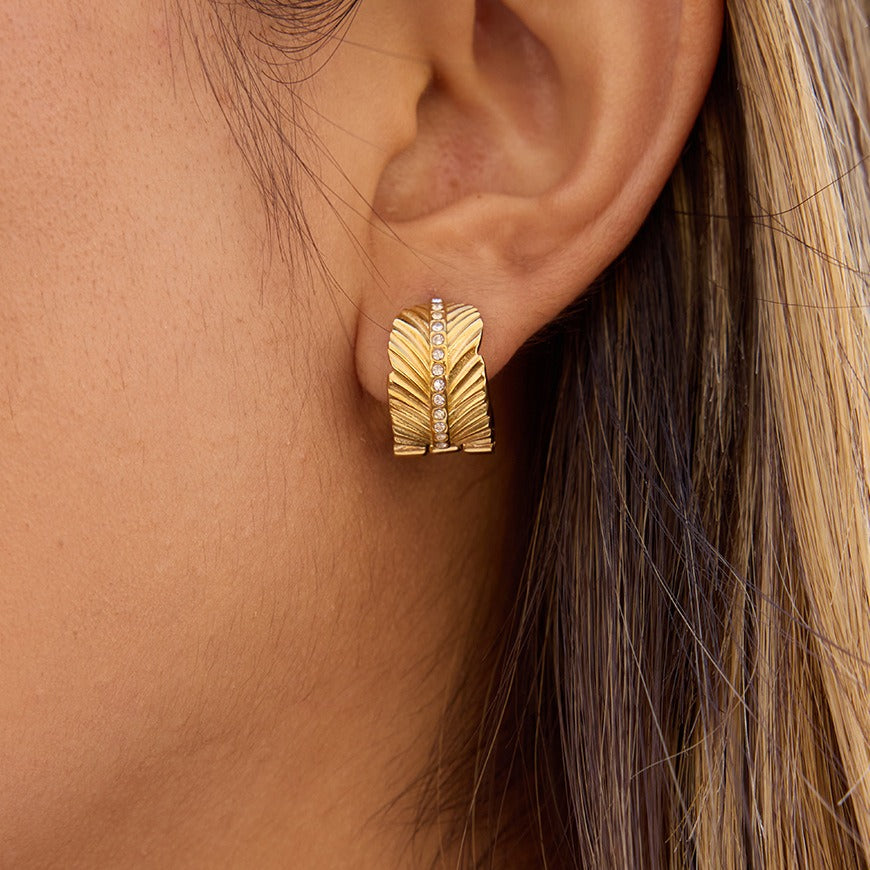 18K gold leaf-patterned stud earrings with white diamonds