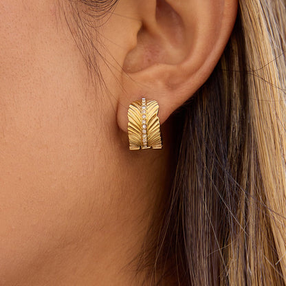 18K gold leaf-patterned stud earrings with white diamonds