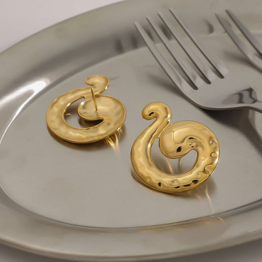 18K gold snake shape with hammer pattern design simple and unique earrings