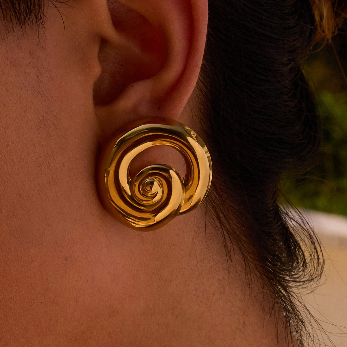 18K gold hollow thread design classic and fashionable earrings