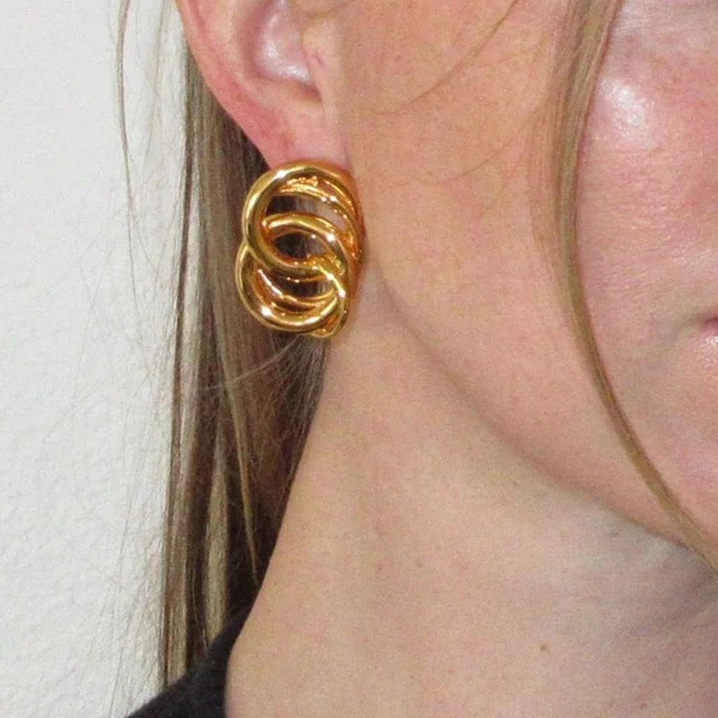 18K gold ring-shaped interlocking earrings with simple personality