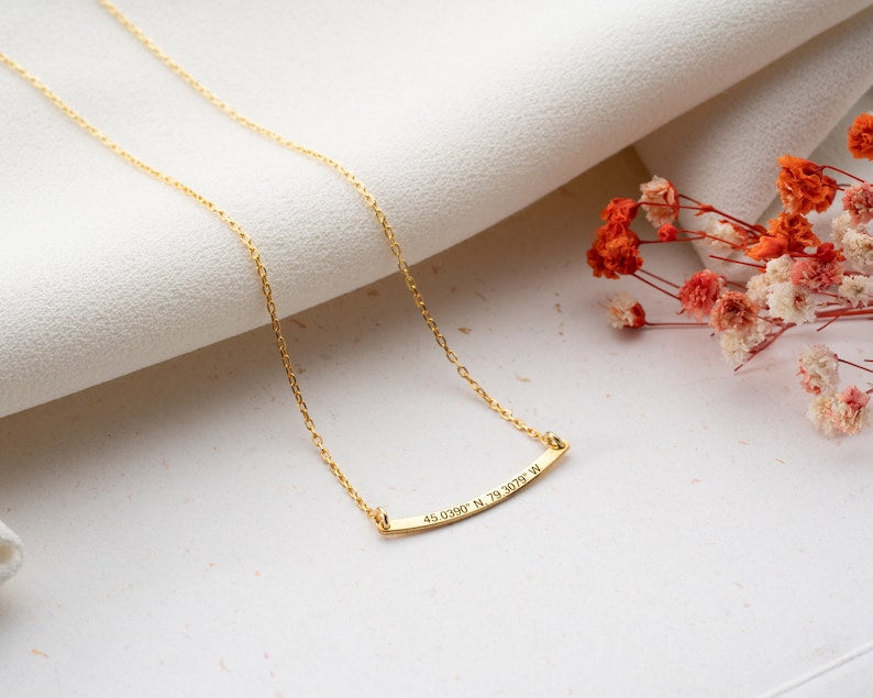 Customized Curved Bar Name Necklace