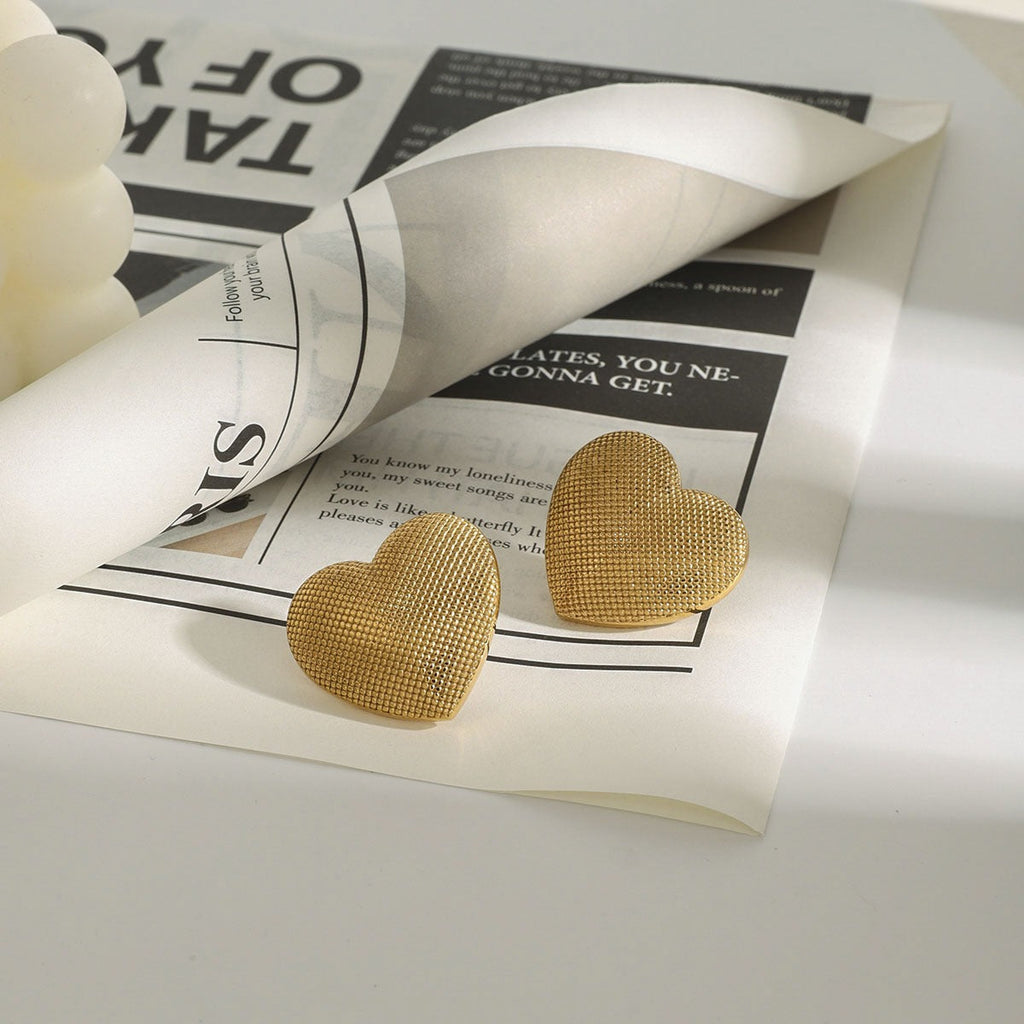 18k gold heart-shaped earrings with grainy design