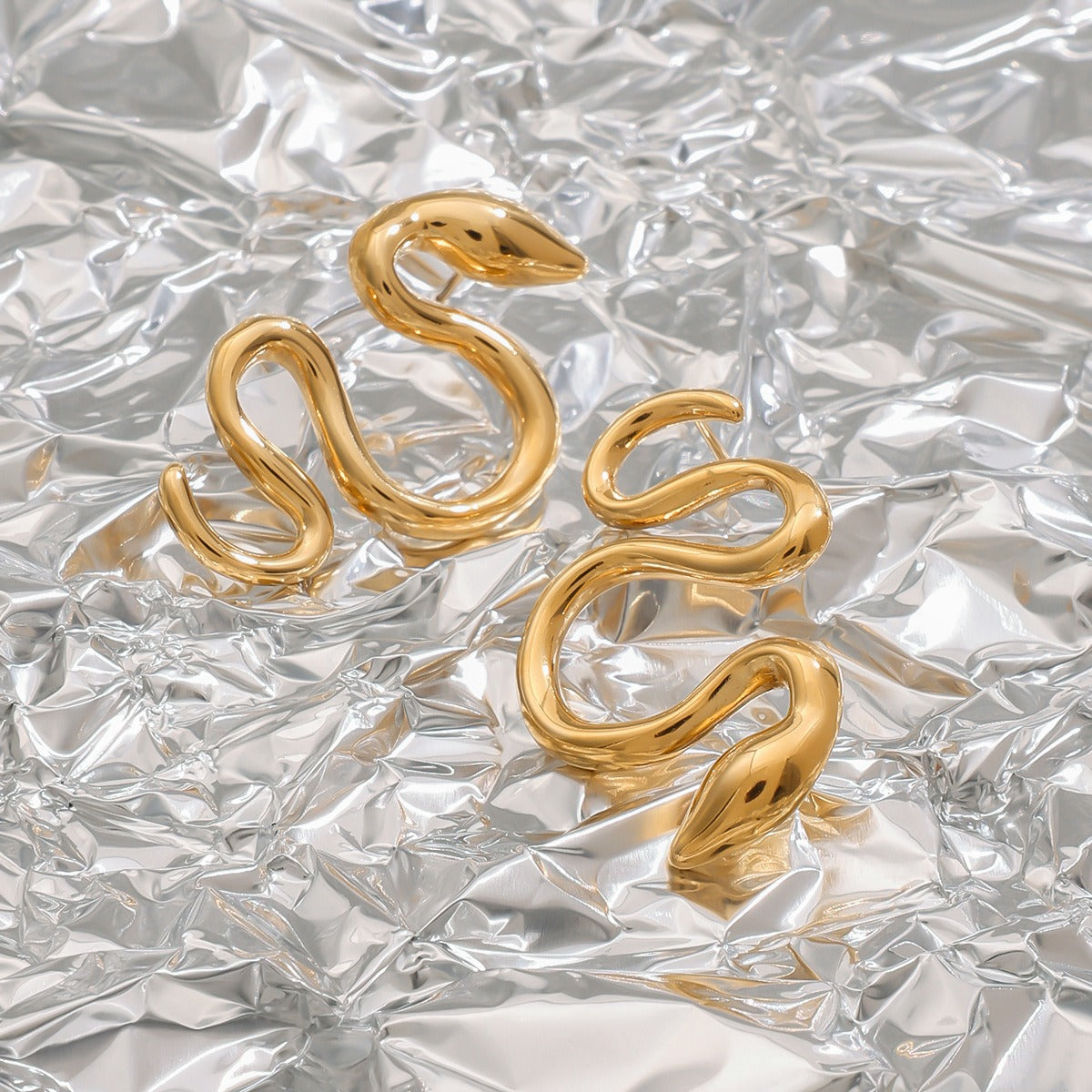 18K gold snake-shaped design trendy and personalized earrings