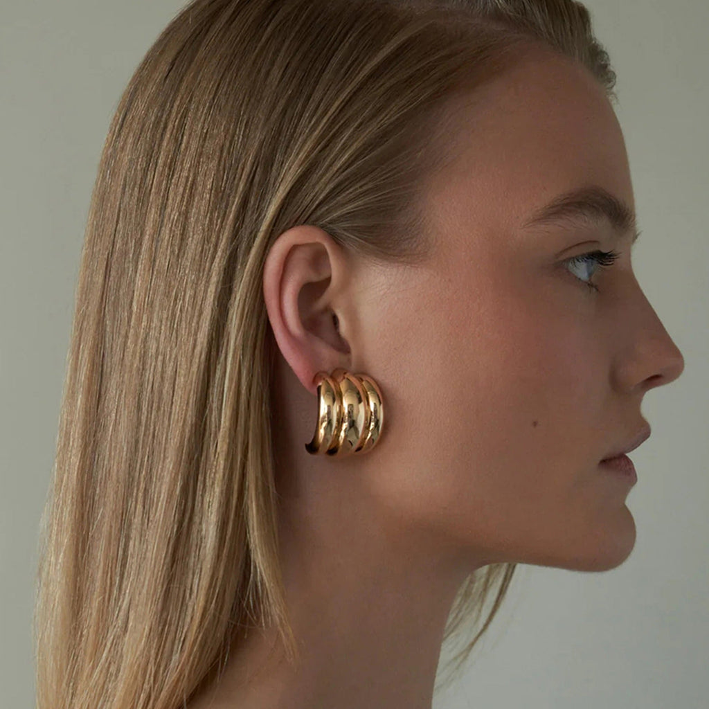 18k gold C-shaped wide face with striped design, fashionable and simple earrings