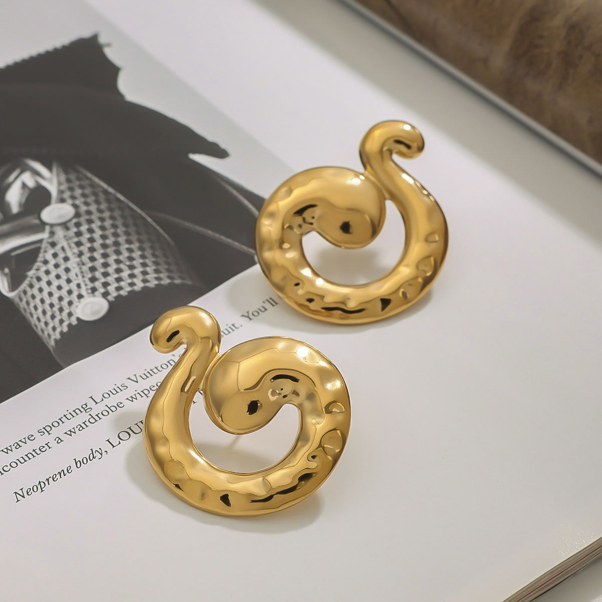 18K gold snake shape with hammer pattern design simple and unique earrings